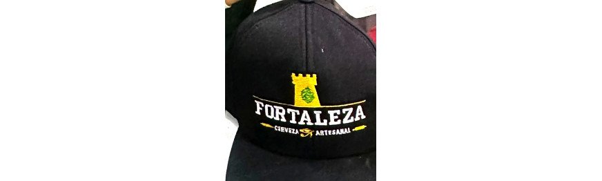 Bordado de logo a varios colores sobre gorra