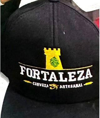 Bordado de logo a varios colores sobre gorra